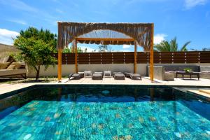 una piscina con gazebo e un piscina con piscina di Afantou Golf Luxury Villa a Afantou
