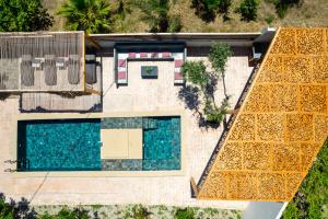 vista aerea di una casa con piscina di Afantou Golf Luxury Villa a Afantou