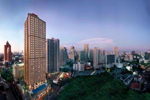 曼谷的住宿－曼谷素坤逸公园万豪行政公寓，城市天际线,前沿有高楼