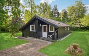 um barracão preto com uma porta branca num quintal em Awesome Home In Eskebjerg With Wifi em Eskebjerg