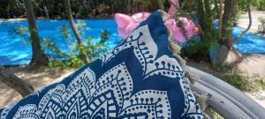 een blauwe en witte doek op de achterkant van een stoel bij Luxury loving home in Tolo