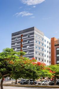 un bâtiment avec un panneau sur son côté dans l'établissement Fairfield by Marriott Inn & Suites Cancun Downtown, à Cancún