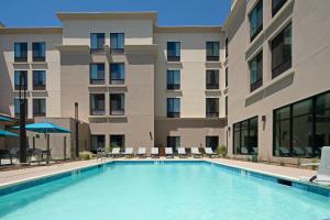 בריכת השחייה שנמצאת ב-SpringHill Suites by Marriott Valencia או באזור