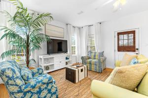 uma sala de estar com duas cadeiras e uma televisão em Beach House steps to pool, Beach Access em Gulf Shores
