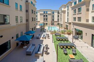 O vedere a piscinei de la sau din apropiere de SpringHill Suites by Marriott Valencia