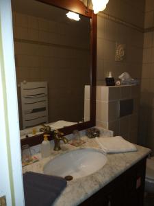 Ein Badezimmer in der Unterkunft Chambre et sanitaires privés