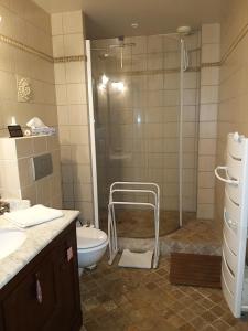 Kupatilo u objektu Chambre et sanitaires privés
