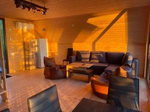 Beautiful Wooden house with seaside views في باتومي: غرفة معيشة مع أريكة وطاولة