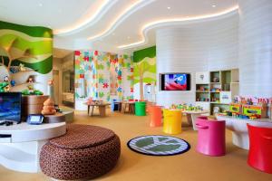 海口的住宿－海口萬麗酒店，一间儿童房,房间内设有五颜六色的椅子和桌子
