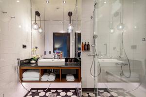 uma casa de banho com um lavatório e um chuveiro em Hotel U14, Autograph Collection em Helsinque