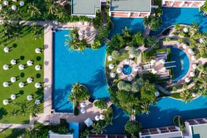 een uitzicht over het zwembad van een resort bij Sheraton Hua Hin Resort & Spa in Cha Am