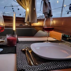 una copa de vino sentada en una mesa en un barco en Venerent, en Helsinki