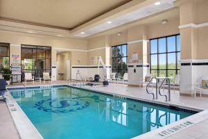 a pool with blue water in a hotel room at Sheraton Baltimore Washington Airport - BWI in Linthicum Heights