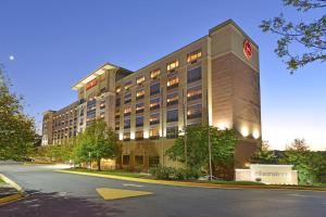 a building with a sign on the side of it at Sheraton Baltimore Washington Airport - BWI in Linthicum Heights