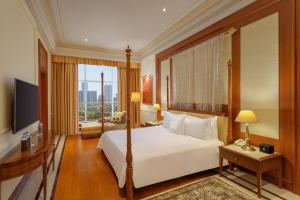 ITC Grand Central, a Luxury Collection Hotel, Mumbai في مومباي: غرفة فندقية بسرير ونافذة كبيرة