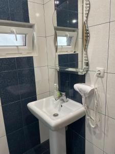 W łazience znajduje się umywalka i lustro. w obiekcie Котедж w mieście Worochta