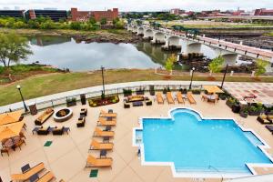 einen Blick über einen Pool in einem Resort mit einer Brücke in der Unterkunft Courtyard by Marriott Columbus Phenix City in Phenix City