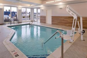 una gran piscina en una habitación de hotel en Fairfield Inn & Suites by Marriott Columbus Grove City, en Grove City