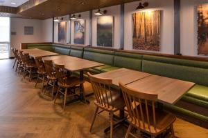 una fila de mesas y sillas de madera en un restaurante en Fairfield Inn & Suites by Marriott Columbus Grove City, en Grove City