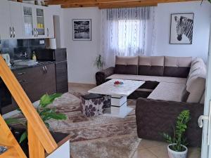 a living room with a couch and a table at Kuca za odmor Šušnjar in Ripač