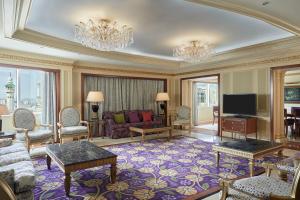 فندق لو مريديان مكة المكرمة في مكة المكرمة: غرفة معيشة كبيرة مع أريكة وتلفزيون