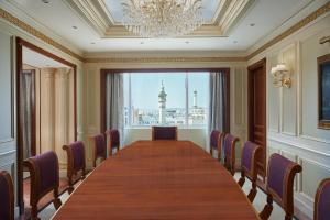 een vergaderzaal met een lange tafel en stoelen bij Le Meridien Makkah in Mekka