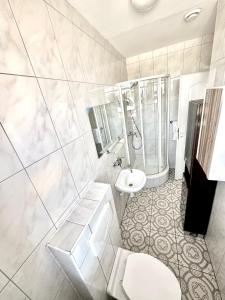 ミエルノにあるOceania Mielnoのバスルーム(シャワー、トイレ、シンク付)
