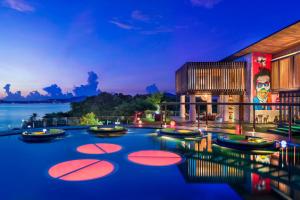 湄南的住宿－W Koh Samui，一个带水中船只的游泳池的度假酒店