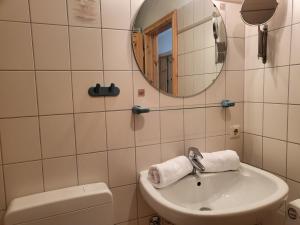 Koupelna v ubytování Ferienwohnung "Neptun" im Haus Tjark + 24 fotografií