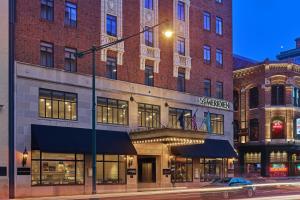 un edificio en la esquina de una calle de la ciudad en Le Meridien Indianapolis en Indianápolis