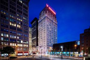 un edificio alto con una señal roja encima en W New York - Union Square en Nueva York