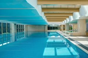 a swimming pool in the middle of a building at Sheraton Shanghai Chongming Hotel in Chongming