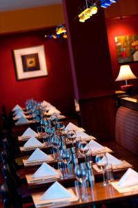 długi stół z talerzami i kieliszkami do wina w obiekcie Renaissance Aktau Hotel w mieście Aktau