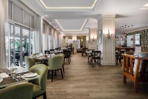 阿魯沙的住宿－阿魯沙福朋喜來登酒店，用餐室设有桌椅和窗户。