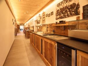 A kitchen or kitchenette at Almi's Berghotel