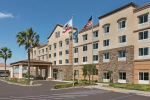 una representación de un hotel con banderas en un estacionamiento en Four Points by Sheraton Sacramento Airport, en Sacramento