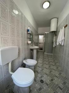 een badkamer met een toilet en een wastafel bij Home Shkodra Center in Shkodër