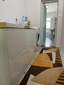 een keuken met een wasmachine en droger in de kamer bij Home Shkodra Center in Shkodër