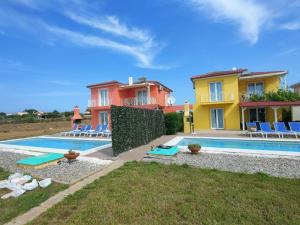 una villa con piscina di fronte a una casa di Iridia Resort Villas a Foiníki