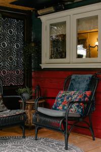 a pair of chairs sitting next to a window at Pipowagen de Zwerveling aan zee in Oostkapelle