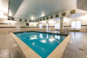 - une grande piscine d'eau bleue dans un bâtiment dans l'établissement Four Points by Sheraton St. Louis - Fairview Heights, à Fairview Heights