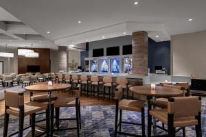 プレザントンにあるPleasanton Marriottのテーブルと椅子のあるレストラン、バー