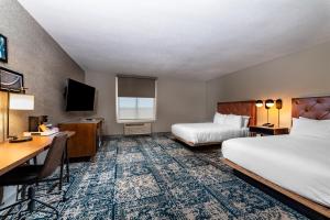 Postel nebo postele na pokoji v ubytování Radisson Hotel Fairview Heights - St Louis