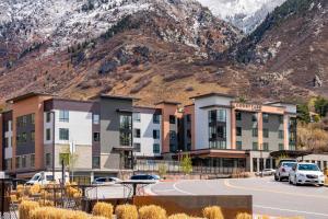 a hotel with a mountain in the background at Courtyard by Marriott Salt Lake City Cottonwood in Cottonwood Heights