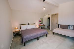 um quarto com duas camas e duas mesas em Acrocorinth Apartments em Kórinthos