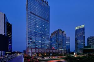 un gruppo di edifici alti in una città di The Mayflower, Jakarta-Marriott Executive Apartments a Giacarta
