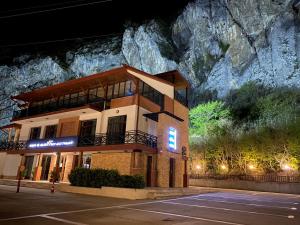 un edificio frente a una montaña por la noche en Dzeruli en Tkibulges
