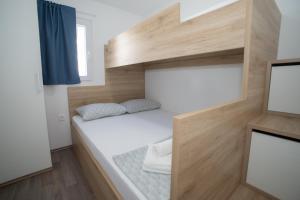Postel nebo postele na pokoji v ubytování Mobile Home Lana