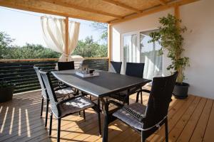 een zwarte tafel en stoelen op een terras bij Mobile Home Lana in Murter