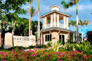 un bâtiment avec une tour au milieu des fleurs dans l'établissement Playa Largo Resort & Spa, Autograph Collection, à Key Largo